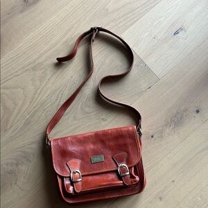 Elegant Tan Leather Messenger Bag